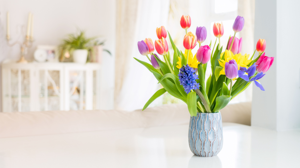 Cách cắm hoa trong bình gốm cao cấp với hoa tulip